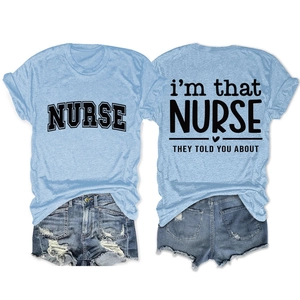 T-shirt bleu clair pour infirmière et short en jean vieilli avec impression au dos