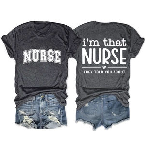 T-shirt gris d'infirmière posé à plat avec imprimé recto-verso et short en jean bleu