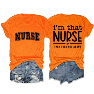 Vues avant et arrière d'un t-shirt orange slogan infirmière avec short en jean