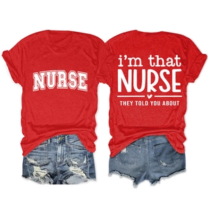 Détails du t-shirt rouge d'infirmière avec impression au dos et short en jean