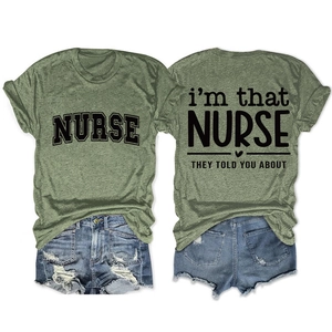 Vue avant et arrière du t-shirt vert Nurse avec un short en jean délavé usé