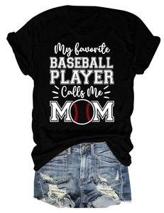Mise à plat de t-shirt noir My favorite baseball player et short en jean bleu