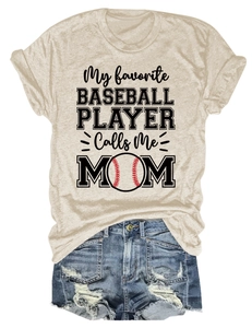 Ensemble t-shirt femme baseball mom avec short en jean délavé posé à plat