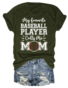T-shirt vert olive avec imprimé Baseball et son short en jean bleu clair délavé