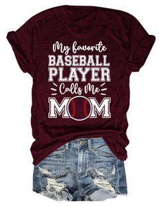 Détail du t-shirt bordeaux baseball mom avec texte blanc et short en jean déchiré