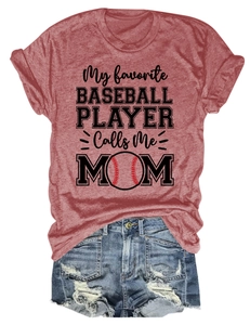 Détail du t-shirt avec imprimé de baseball et short en jean vieilli pour un ensemble décontracté