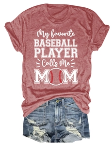 Détail d'un t-shirt de baseball rouge chiné et d'un short en jean délavé assorti