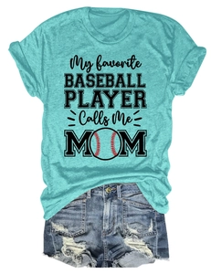 T-shirt turquoise Baseball Mom et short en jean vieilli sur fond blanc, vue à plat