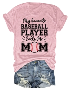 Détail d'un t-shirt rose avec imprimé baseball et short en jean bleu délavé usé