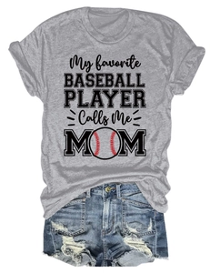 T-shirt gris baseball mom et short en jean vieilli sur fond blanc en vue à plat