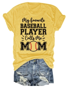 Détail du t-shirt jaune baseball mom et du short en jean vieilli en ensemble d'été