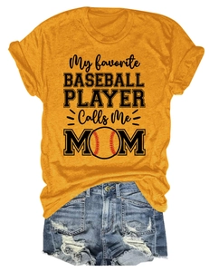 Mise à plat d'un t-shirt jaune moutarde Baseball Mom et d'un short en jean usé