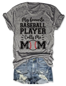 Mise à plat du t-shirt gris baseball mom avec short en jean et texture du coton