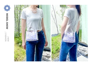 Présentation d'un petit sac en toile lilas à motif marguerites avec bandoulière