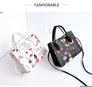 Détail du sac à main à fleurs avec motifs de dessins animés et bandoulière réglable