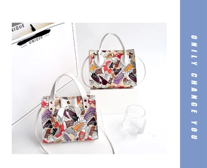 Détail de sacs cabas avec imprimé graffiti de baskets et petit nœud blanc élégant