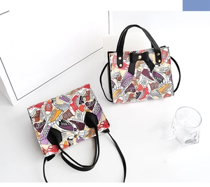 Détail du sac cabas en toile fleurie avec imprimé basket et décoration de nœud noir