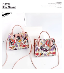 Détail du motif baskets à fleurs et poignées roses sur sacs à bandoulière polyvalents