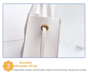 Detail van verstelbare afneembare witte leren riem met gouden metalen oogjes