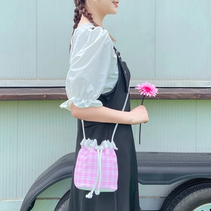 Borsa a secchiello a scacchi rosa e bianca con coulisse e tracolla in pelle bianca