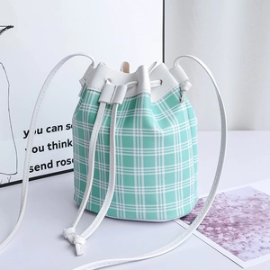 Borsa a secchiello minimalista a quadretti verde menta e bianco con coulisse e tracolla