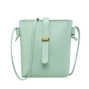 Sac seau bandoulière vert menthe avec boucle dorée et fine bandoulière sur fond blanc