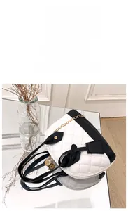 Détail de la texture matelassée et de la chaîne dorée de ce sac à main chic