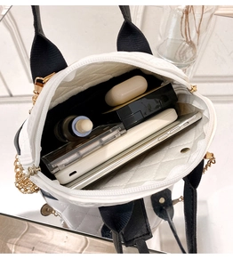 Vue intérieure montrant la capacité du sac matelassé blanc avec divers cosmétiques