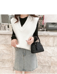 Sac bandoulière matelassé noir avec gilet en maille blanche et jupe en jean mode