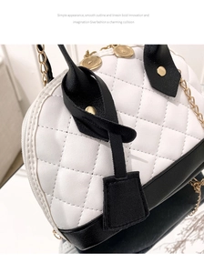Détails du sac matelassé bicolore avec motifs en losanges et bandoulière chaîne