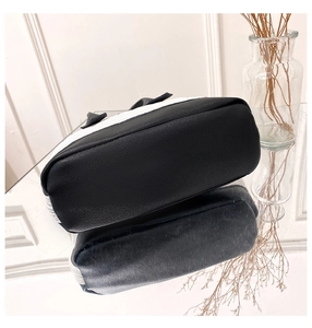 Vue détaillée du sac matelassé bicolore avec texture litchi et finitions cousues