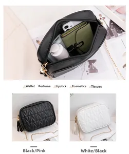 Detail van de gewatteerde crossbody cameratas met gouden ketting en een kwastje