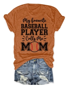 Détails à plat du t-shirt My Favorite Baseball Player Calls Me Mom et du short en jean