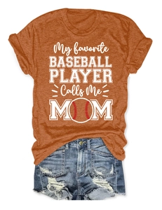Mise à plat d'un t-shirt orange baseball mom avec un short en jean bleu délavé