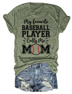 Détail d'un t-shirt vert olive et d'un short en jean déchiré avec motif baseball mom