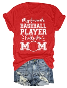 Détail du t-shirt de baseball rouge imprimé et du short en jean avec bords roulés