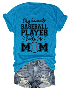 Tenue d'été avec t-shirt bleu de maman de baseball et short en jean délavé usé