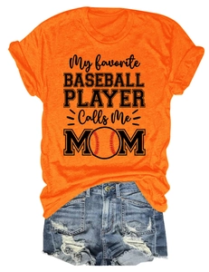Gros plan sur t-shirt orange imprimé My Favorite Baseball Player et short en jean vieilli