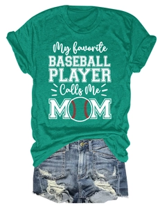 Détail à plat du t-shirt vert foncé baseball mom avec un short en jean déchiré