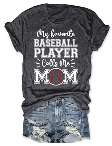 T-shirt gris de maman de baseball glissé dans un short en jean bleu délavé et déchiré