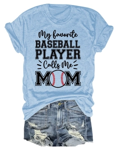 Vue à plat du t-shirt femme Baseball Player Mom assorti à un short en jean