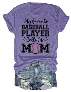 Détail d'un T-shirt violet avec imprimé My Favorite Baseball Player Calls Me Mom