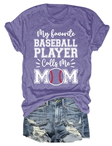 Détail du t-shirt My Favorite Baseball Player et du short en jean sur fond blanc