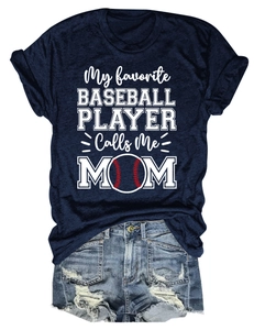 Gros plan d'un t-shirt de baseball bleu marine et d'un short en jean délavé tendance