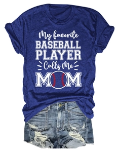 Détail du t-shirt bleu en coton My Favorite Baseball Player Calls Me Mom avec texte