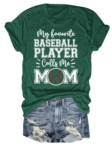 Détail d'un t-shirt de baseball vert foncé et d'un short en jean délavé posé à plat