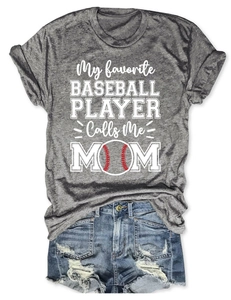Détail du t-shirt gris baseball 'Calls Me MOM' et short en jean avec déchirures