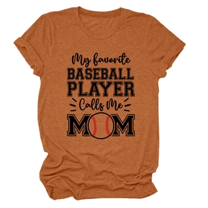 Gros plan du t-shirt orange rouille Baseball Mom avec imprimé graphique et coton doux