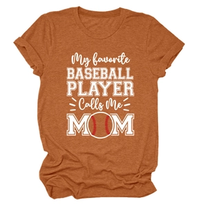 Détail du t-shirt orange baseball player mom montrant l'imprimé blanc et le tissu en coton