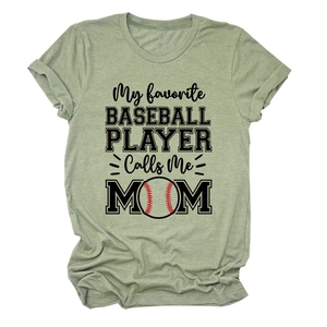 Détail du t-shirt vert avec imprimé My Favorite Baseball Player Calls Me Mom